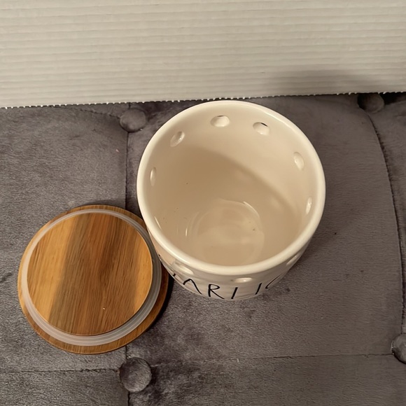 Rae Dunn GARLIC Canister - Picture 5 of 8